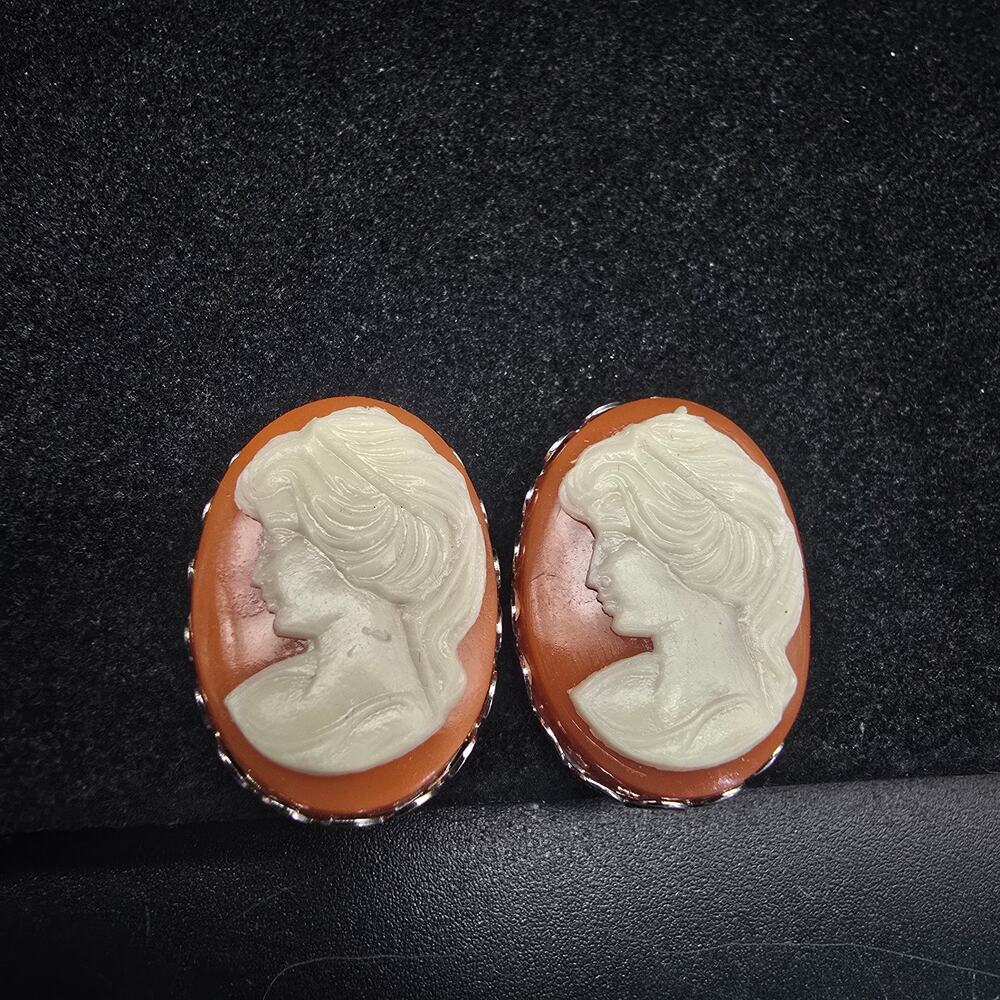 Vintage Cameo Clip On Earrings Silver Tone Orange White Acrylic NOS - Picture 7 of 8
